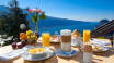 Det är ofta naturscenerierna, som lockar besökare till Gardasjön. Njut av frukosten med bergen som kuliss.