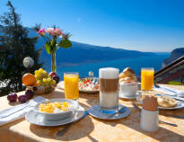 Es ist die schöne Landschaft, die Besucher an den Gardasee lockt. Genießen Sie ein köstliches Frühstück mit Aussicht.