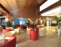 I hotellets lobby kan du slappe af og planlægge dagens udflugter.