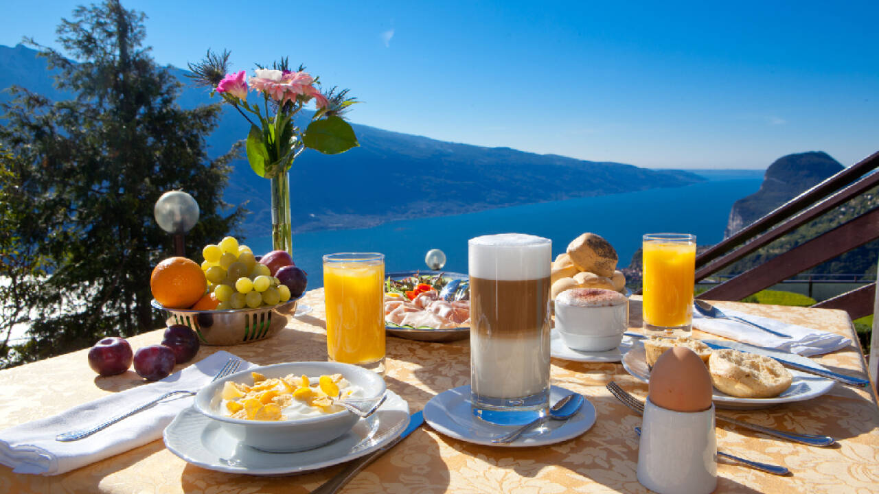 Det er ofte naturscenerne, der tiltrækker besøgende til Gardasøen. Nyd morgenmaden med bjergene som baggrund.