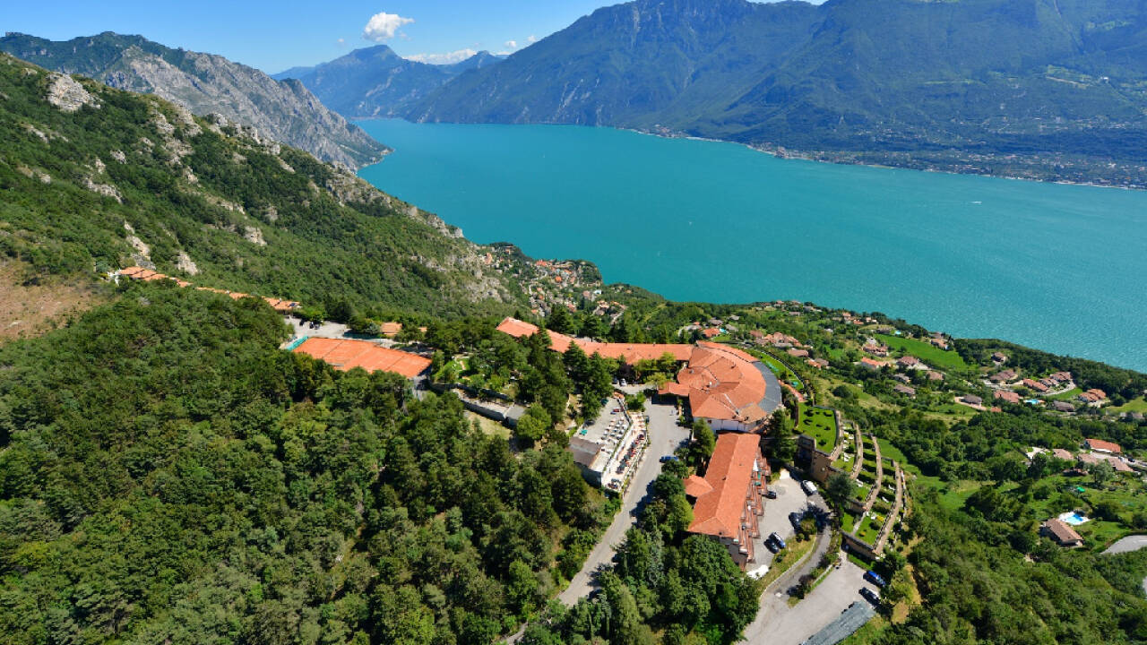 Hotel Le Balze ligger på toppen av Tremosine sul Garda med en vakker utsikt over Gardasjøen.