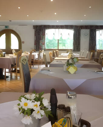 Prøv de lokale specialiteter i restauranten.