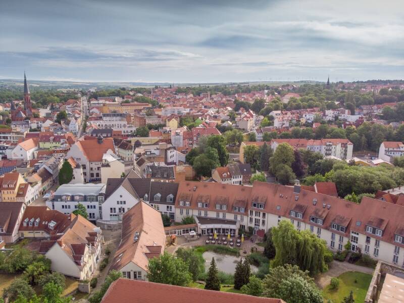 The hotel enjoys a quiet yet central location in Apolda, making it easy to explore the town.