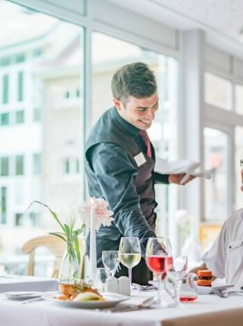 Etter en dag med sightseeing kan du glede deg til et avslappende måltid i hotellets restaurant.