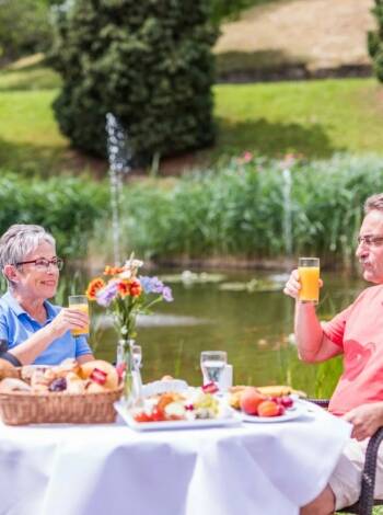 Under varmare månader är terrassen en härlig plats att slå sig ner med en drink eller njuta av en måltid utomhus.