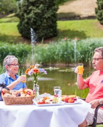 Under varmare månader är terrassen en härlig plats att slå sig ner med en drink eller njuta av en måltid utomhus.