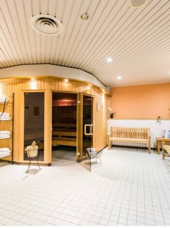 Njut av välbehövlig återhämtning efter en dag med sightseeing i hotellets bastu.