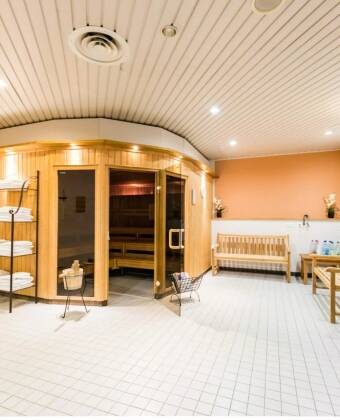 Njut av välbehövlig återhämtning efter en dag med sightseeing i hotellets bastu.