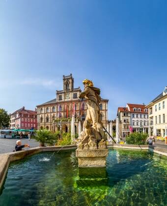 Entdecken Sie die UNESCO-Weltkulturerbestadt Weimar mit ihrer reichen Geschichte, Kultur und Architektur – nur wenige Kilometer vom Hotel entfernt.