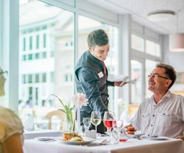 Nach einem Tag voller Erlebnisse können Sie sich auf ein entspanntes Abendessen im Restaurant des Hotels freuen.