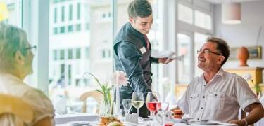 Nach einem Tag voller Erlebnisse können Sie sich auf ein entspanntes Abendessen im Restaurant des Hotels freuen.