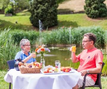 Under varmare månader är terrassen en härlig plats att slå sig ner med en drink eller njuta av en måltid utomhus.