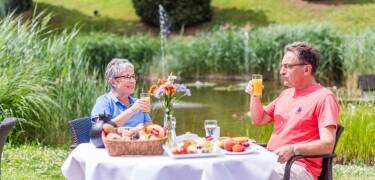 I de varmere måneder er terrassen et skønt sted at nyde en drink eller et måltid under åben himmel.