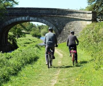 Området er perfekt til cykelture, og med cykeludlejning på hotellet er det let at udforske det naturskønne landskab.