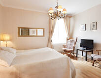 Rummen är charmigt inredda i Sörmländsk romantiskt stil.