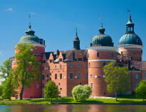 Sörmland har mange smukke slotte der ligger i  naturlige omgivelser. Start med Gripsholms Slott.