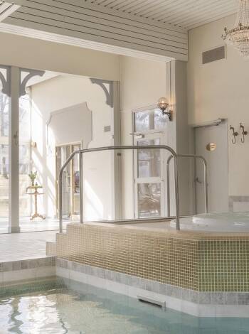 Lämna vardagens stress hemma och njut av avkoppling i hotellets inbjudande spa med simbassäng, bastu och bubbelpool.