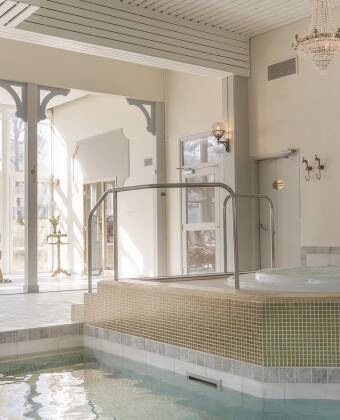 Lämna vardagens stress hemma och njut av avkoppling i hotellets inbjudande spa med simbassäng, bastu och bubbelpool.