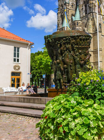 Besök och upplev Skara som bjuder på allt från shopping, kultur och caféliv, och som inte minst är känt för Skara Sommarland.