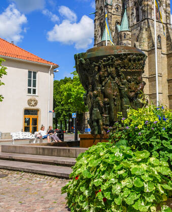 Besök och upplev Skara som bjuder på allt från shopping, kultur och caféliv, och som inte minst är känt för Skara Sommarland.