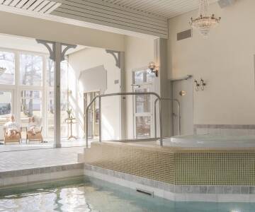 Lämna vardagens stress hemma och njut av avkoppling i hotellets inbjudande spa med simbassäng, bastu och bubbelpool.