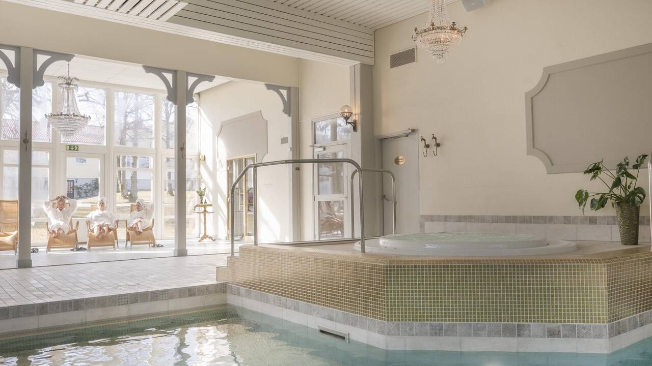 Lämna vardagens stress hemma och njut av avkoppling i hotellets inbjudande spa med simbassäng, bastu och bubbelpool.