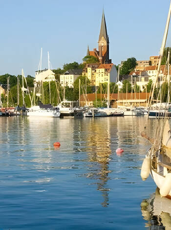 Flensburg stad med den fantastiska hamnen ligger bara en kort biltur bort.