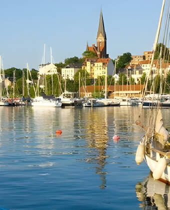 Flensburg by med den fantastiske havn er blot en lille køretur væk.