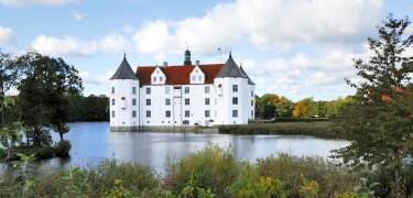 Glücksburg i nærheden af Flensburg er helt sikkert en tur værd.