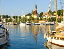 Flensburg stad med den fantastiska hamnen ligger bara en kort biltur bort.