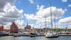 Opplev den maritime stemningen på havnen i Stralsund, hvor dere kan nyte en forfriskning.