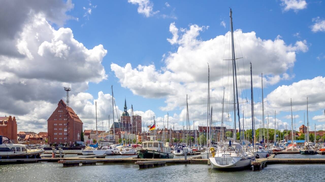 Opplev den maritime stemningen på havnen i Stralsund, hvor dere kan nyte en forfriskning.