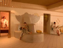Hotellets velværeavdeling har badstuer, avslapningssoner og massasjer.