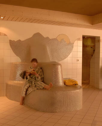 Hotellets wellness-område byder på saunaer, afslapningszoner og massage.