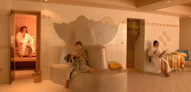 Hotellets wellness-område byder på saunaer, afslapningszoner og massage.