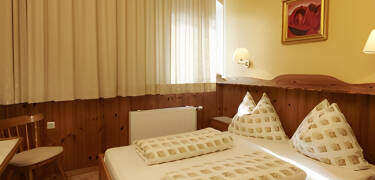 Die Zimmer sind mit gesundheitsbewussten Naturmaterialien ausgestattet.