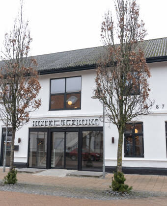 Hotel Ulfborg byder jer velkommen til hyggelige omgivelser.
