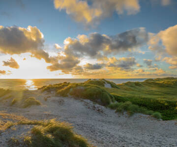 Hotellet ligger ikke langt fra det brusende Vesterhavet, som er vakkert hele året rundt.