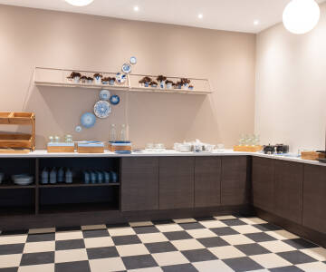 Kør en tur til den lille fiskerby Hvide Sande, hvor I kan nyde den rolige atmosfære.