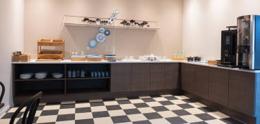 Ta en tur till den lilla fiskebyn Hvide Sande, där ni kan njuta av den härliga atmosfären.