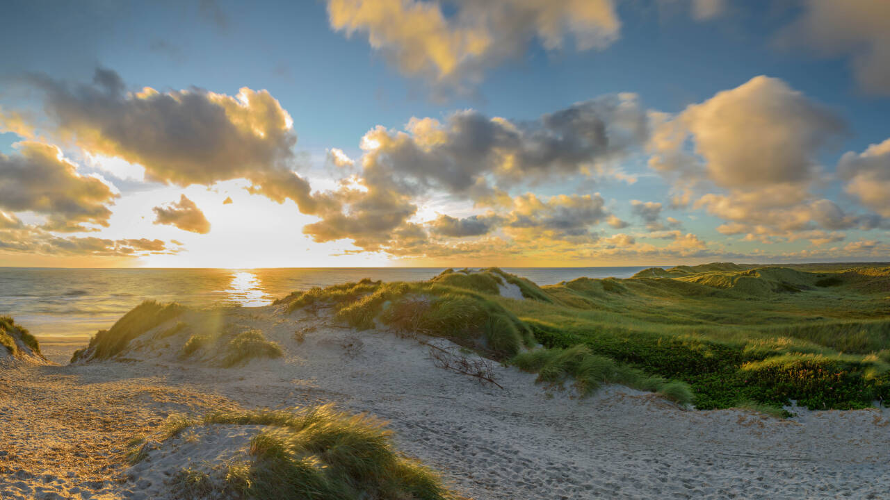 Hotellet ligger ikke langt fra det brusende Vesterhavet, som er vakkert hele året rundt.