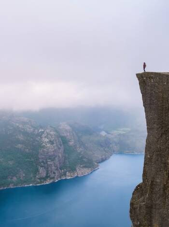 Besök den berömda Preikestolen, en av Norges mest populära och spektakulära vandringsleder.