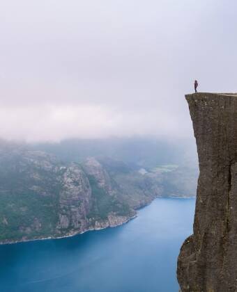 Besøk den berømte Preikestolen, en av Norges mest fantastiske fotturer.