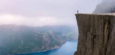 Besuchen Sie den berühmten Kanzelfelsen (Preikestolen), eine der atemberaubendsten Wanderungen Norwegens.