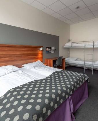 Das familienfreundliche Hotel verfügt über geräumige Zimmer für bis zu 5 Personen und einen Spielplatz in der Nähe.