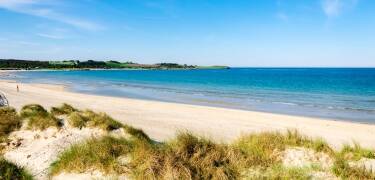 Entspannen Sie sich am Strand von Sola Strand, der nur eine kurze Autofahrt entfernt liegt und ideal für einen Tag am Meer ist.