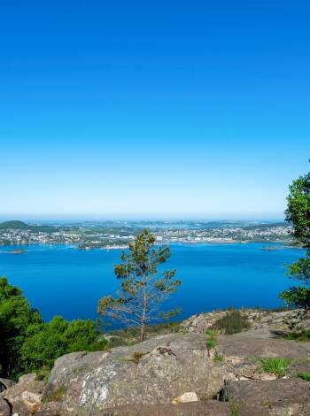 Vandra upp till Dalsnuten som bjuder på fantastiska vyer över Gandsfjorden och det omgivande landskapet.