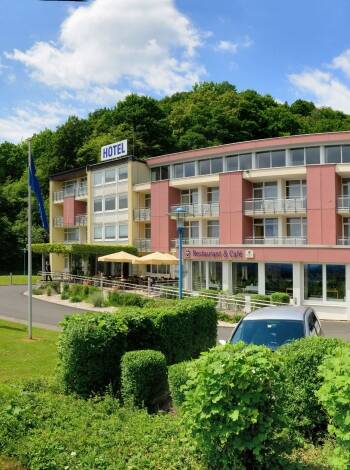 Ringhotel Haus Oberwinter ligger vid Rhenflodens frodiga bredd mellan Siebengebirge och Ahrtal-bergen.