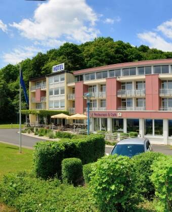 Ringhotel Haus Oberwinter ligger ved Rhinens frodige bred mellem Siebengebirge og Ahrtal-bjergene.
