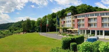 Ringhotel Haus Oberwinter ligger vid Rhenflodens frodiga bredd mellan Siebengebirge och Ahrtal-bergen.